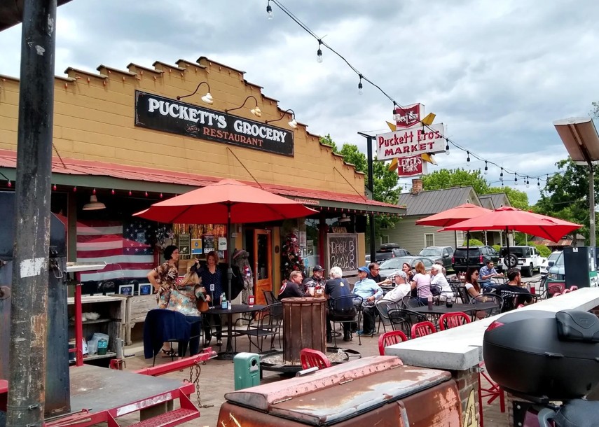Leiper's Fork Main Street with art galleries, shops, and Southern charm in Leiper's Fork, TN